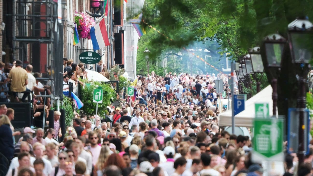 Personas en una calle concurrida de los Países Bajos